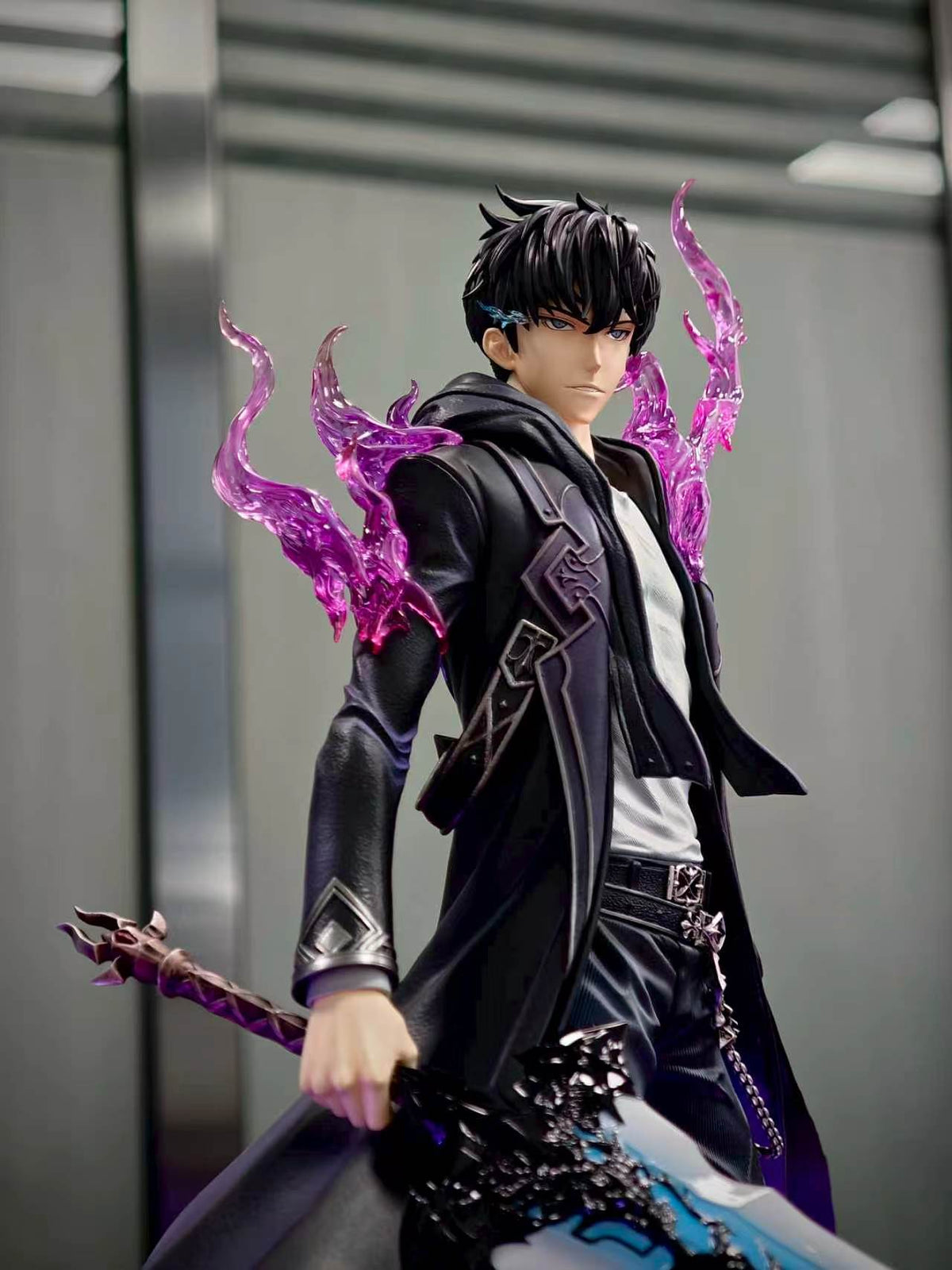 Solo Leveling Game Over Studio Sung Jin Woo 1/6 LED resin statue - in hand photo