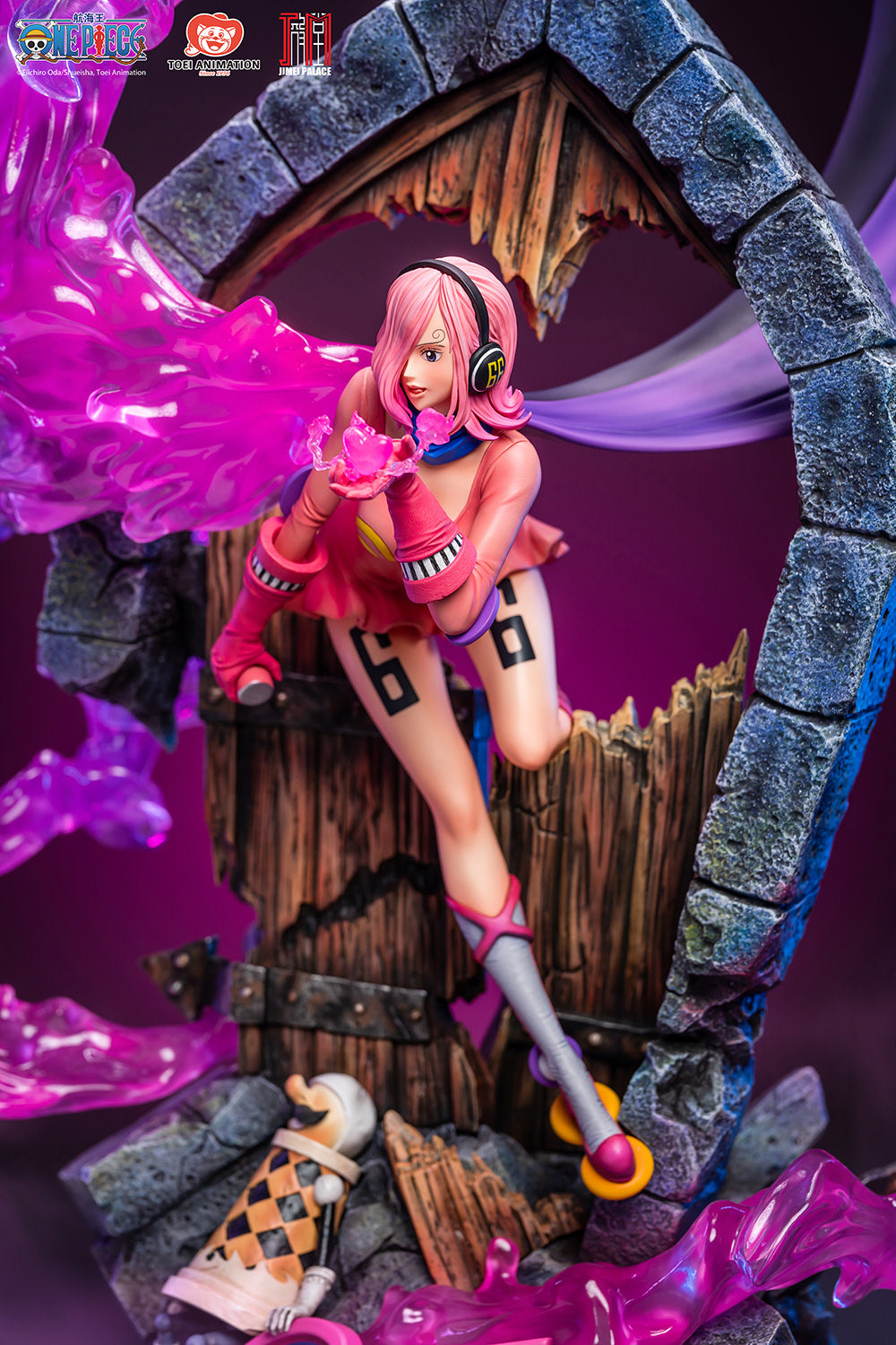 Vinsmoke Reiju statue holding a heart of poison