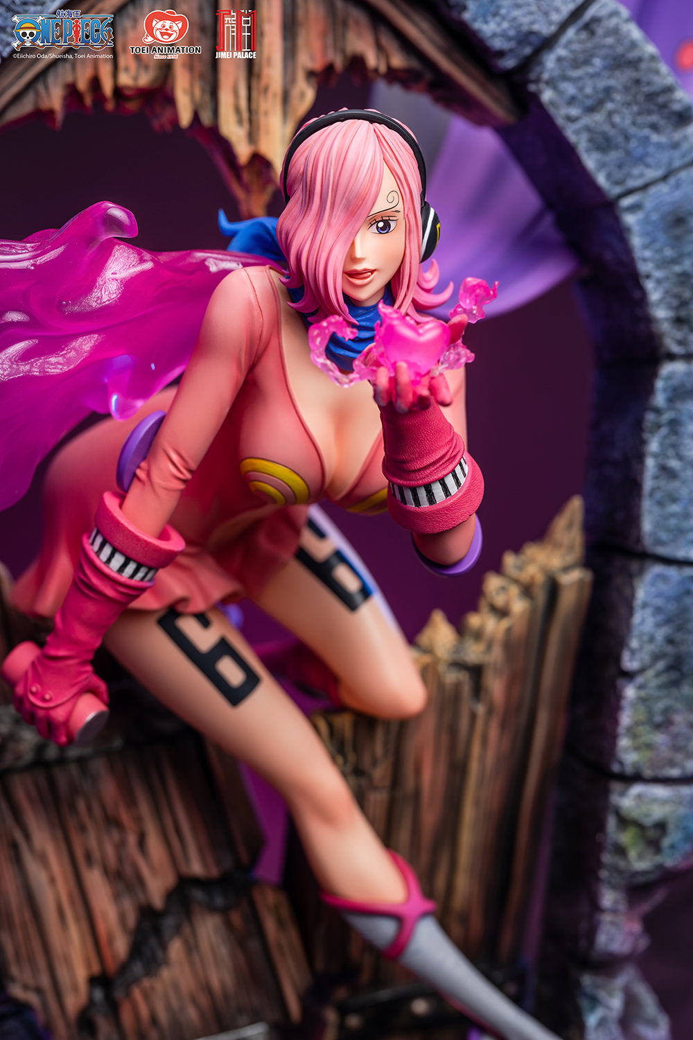 Vinsmoke Reiju statue face and heart detail